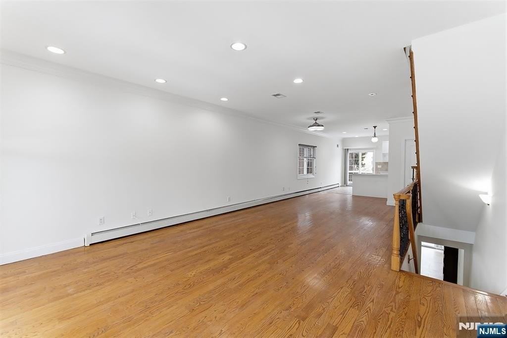 281 Wayne Ave - Photo 4 of 21