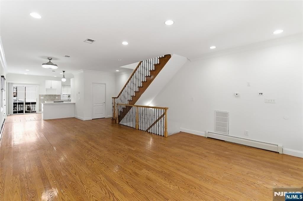 281 Wayne Ave - Photo 5 of 21