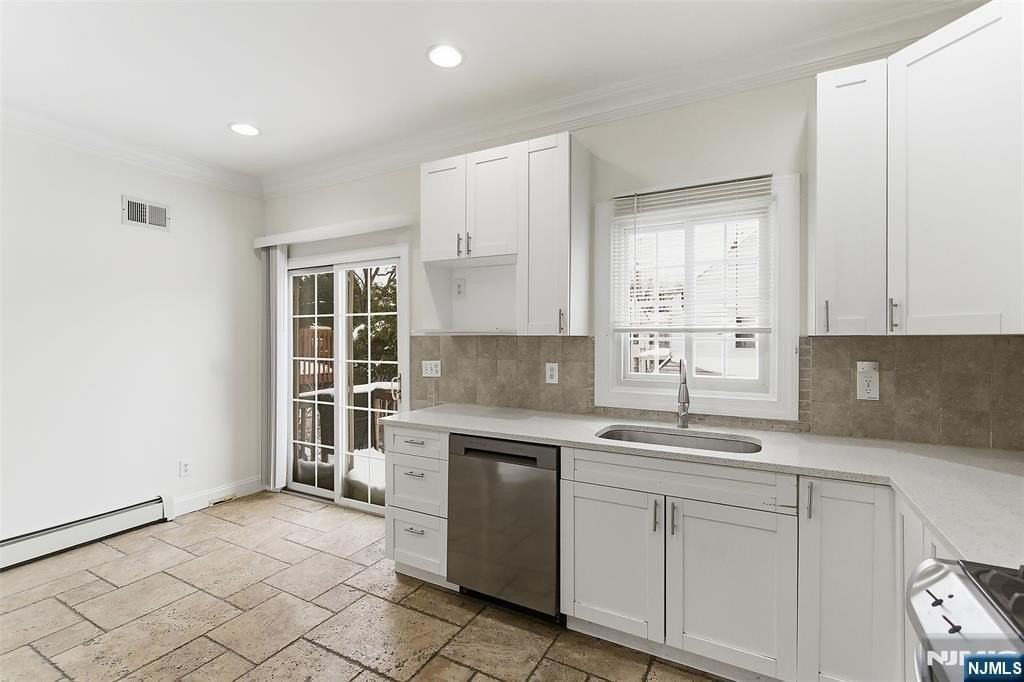 281 Wayne Ave - Photo 7 of 21