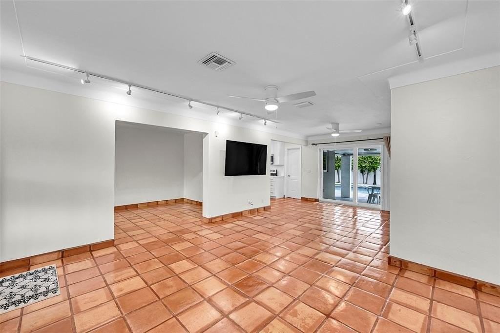 4620 Ne 1st Ter - Photo 7 of 28