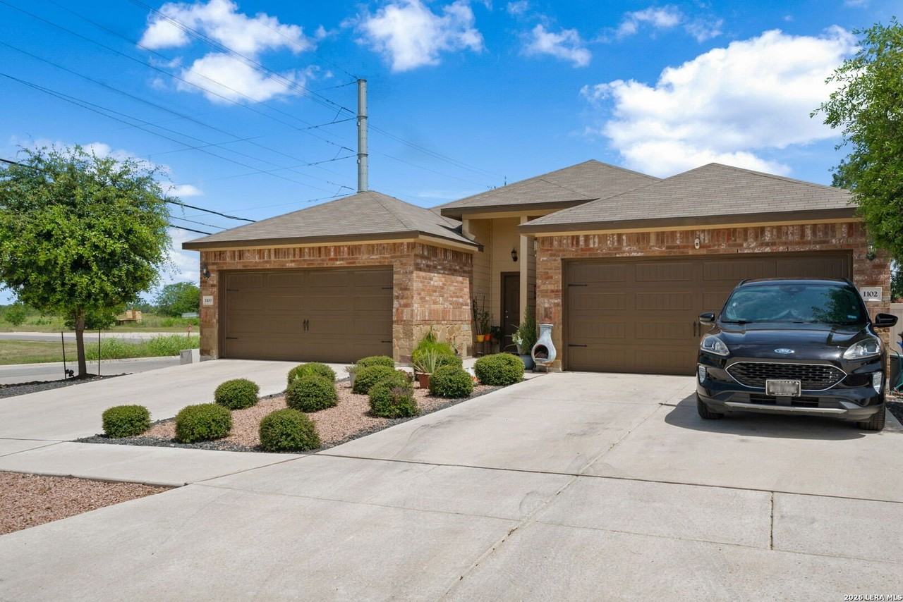 1100/1102 Stanley - Photo 3 of 27