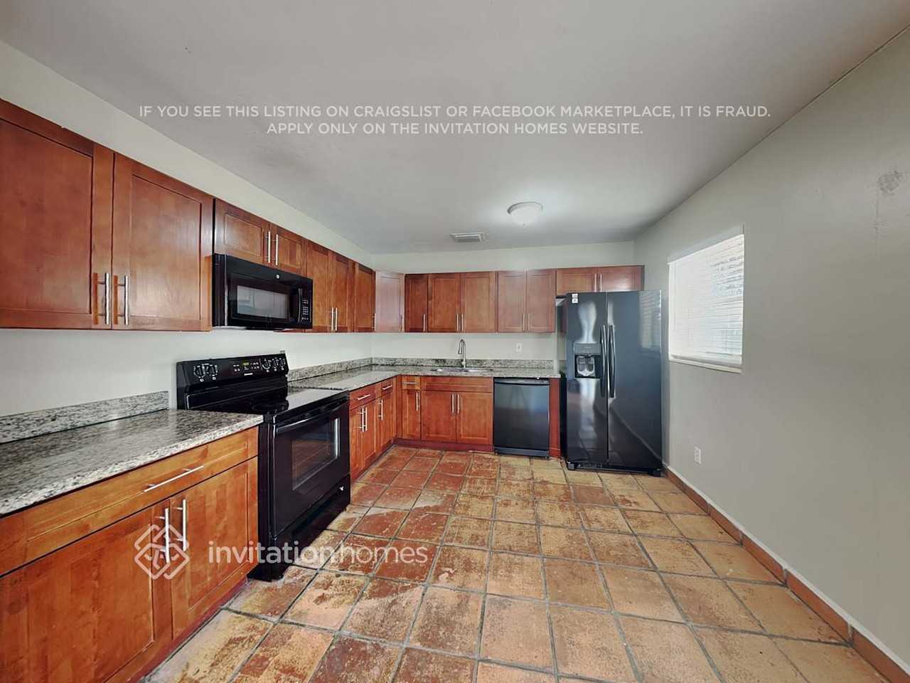 12420 Sw 187th St - Photo 6 of 18