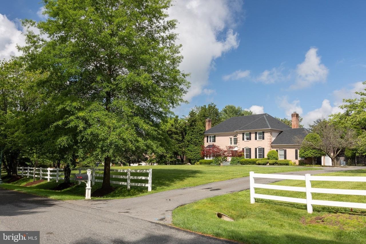 8809 Saunders Ln - Photo 2 of 50