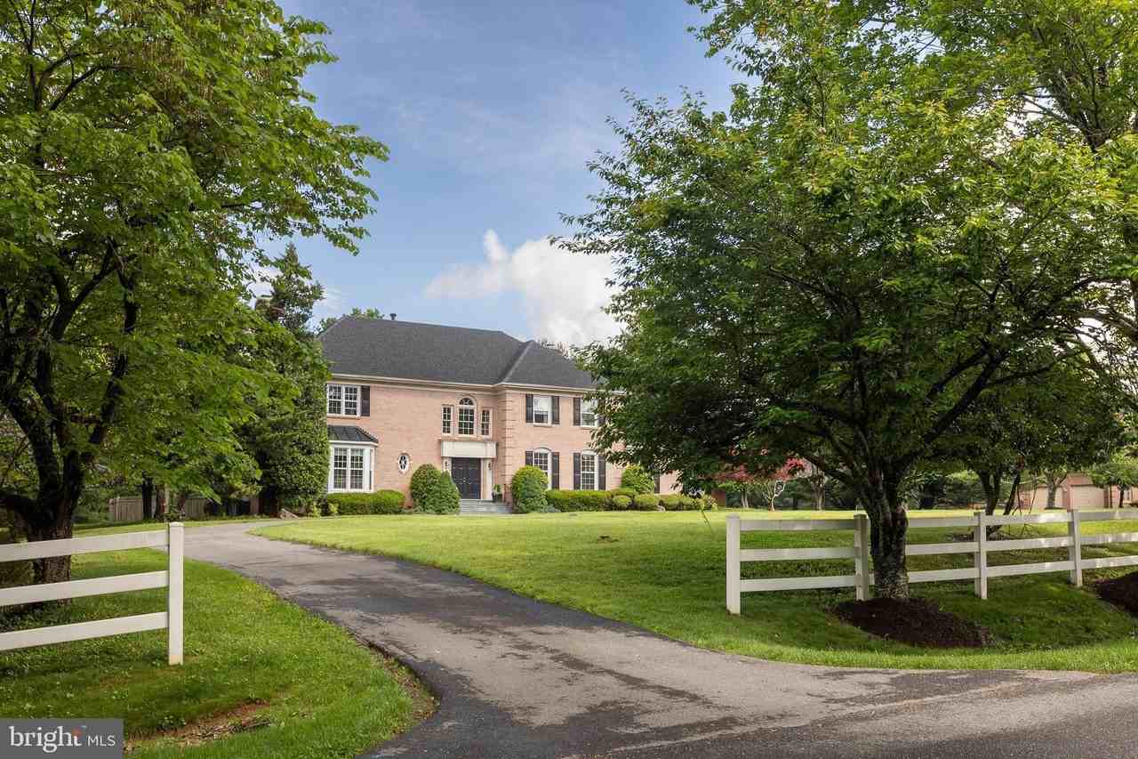 8809 Saunders Ln - Photo 3 of 50