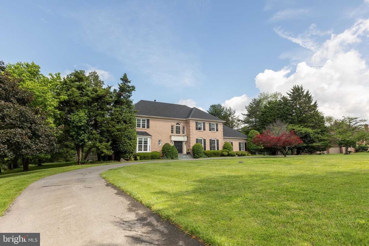 8809 Saunders Ln - Photo 4 of 50