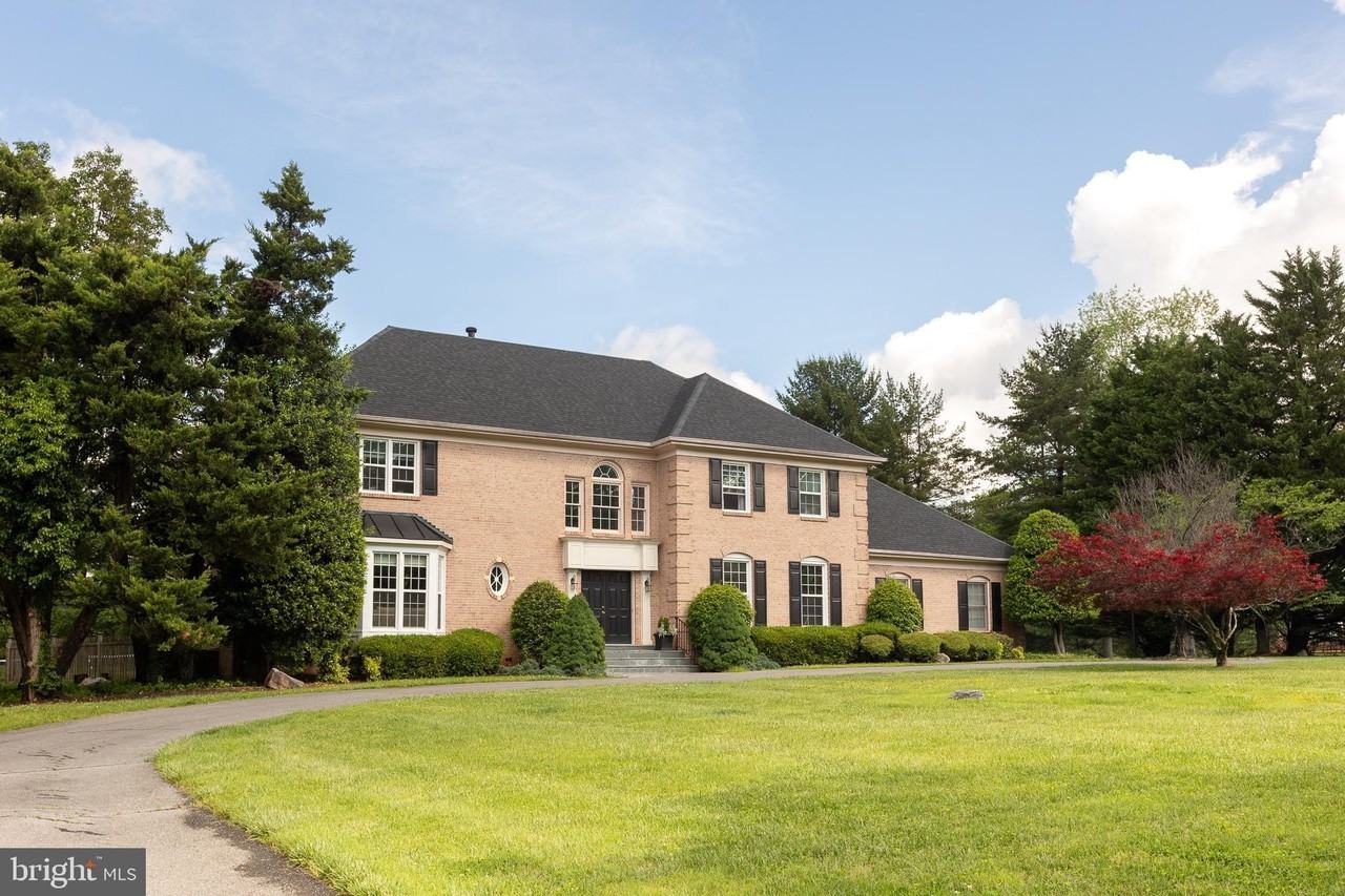 8809 Saunders Ln - Photo 5 of 50