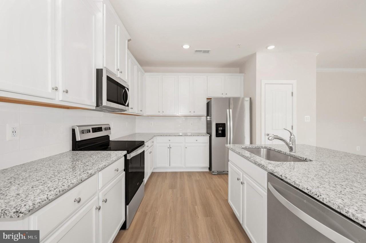 9962 Roulette Dr - Photo 3 of 43