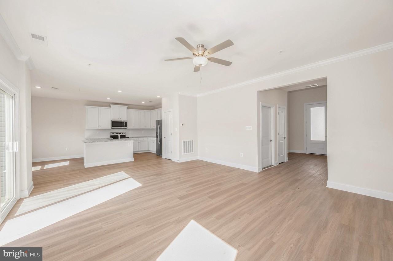 9962 Roulette Dr - Photo 4 of 43