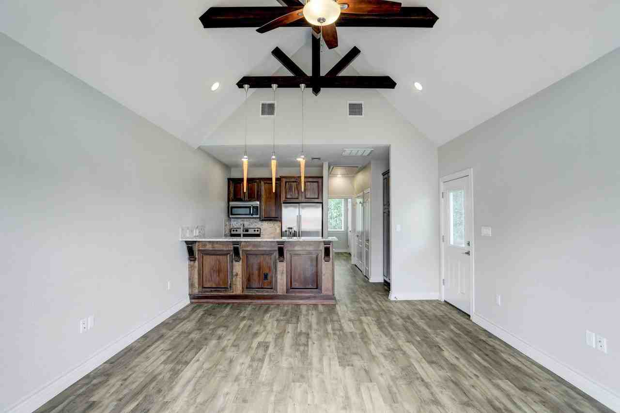 100 Grove Rd - Photo 4 of 14