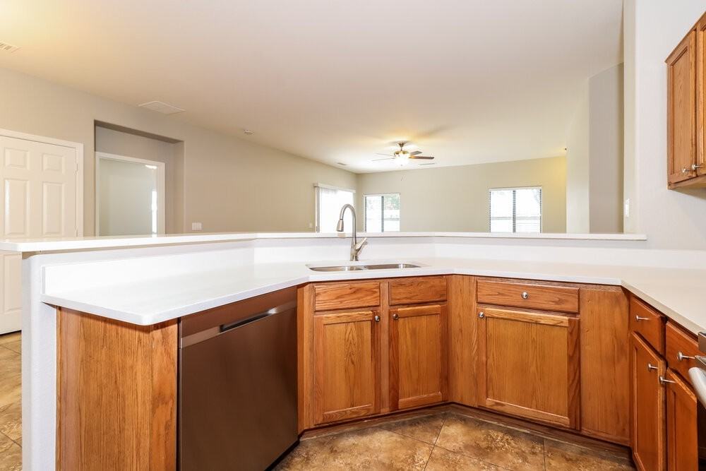 505 W Del Rio Ln - Photo 7 of 16