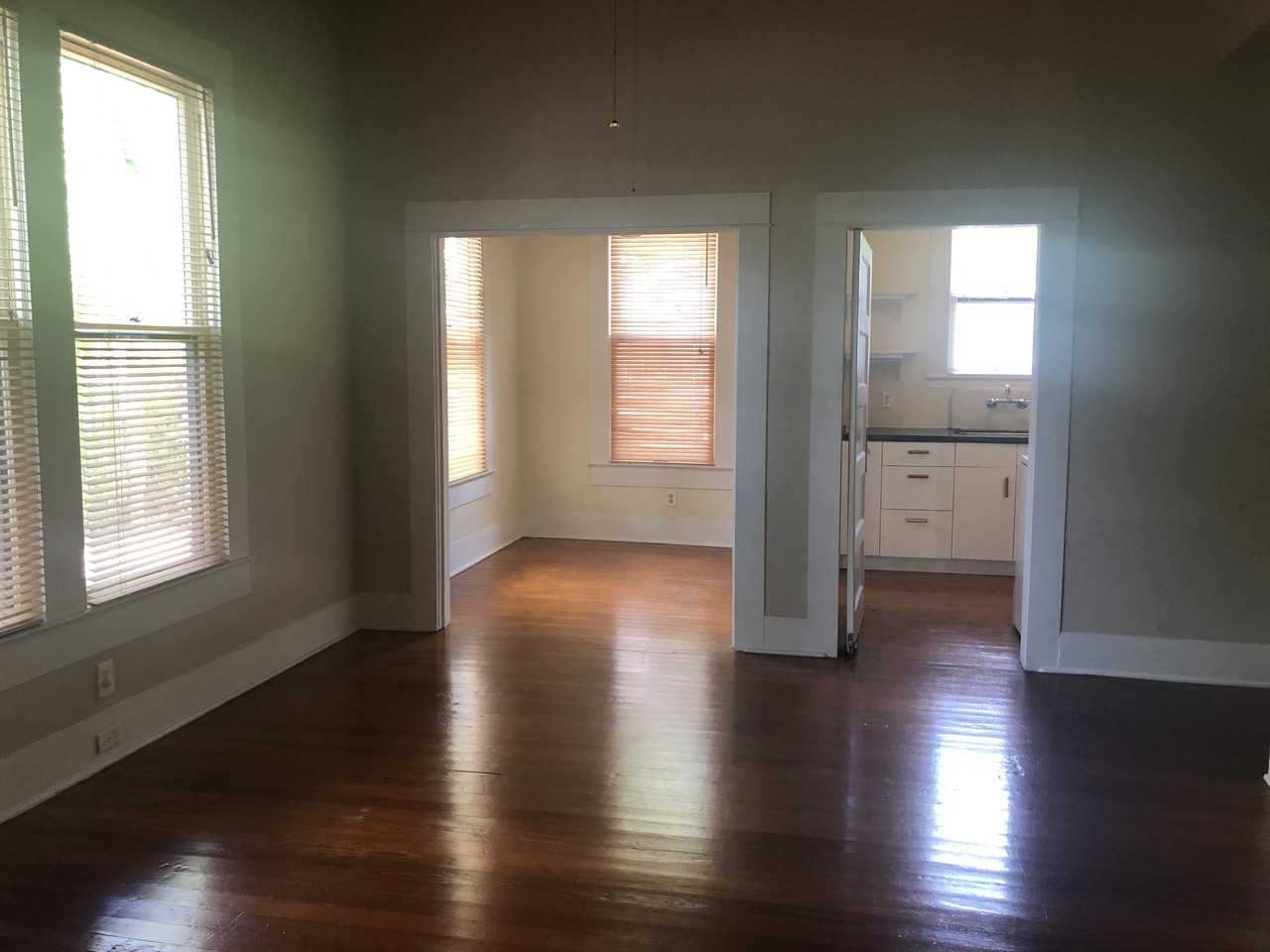 704 East Guenther Street - Photo 6 of 21