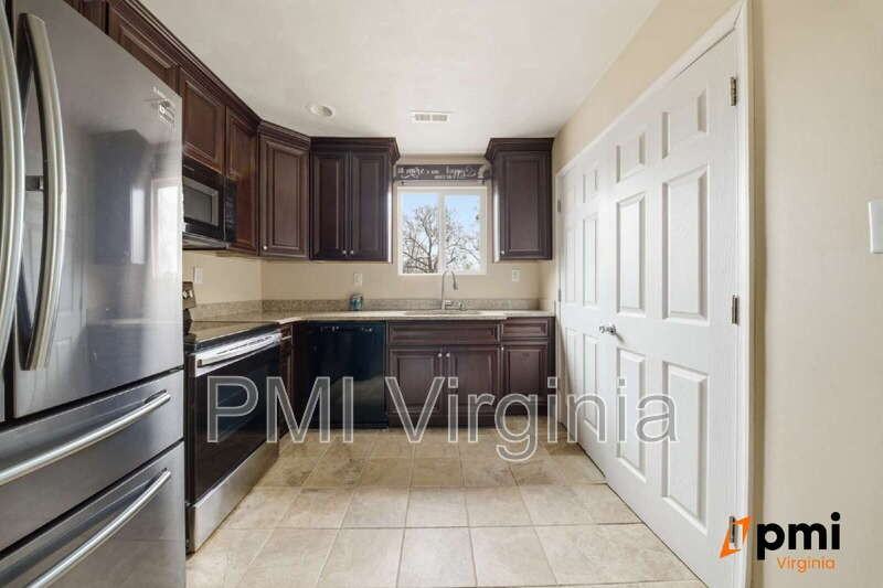 324 W 36th St - Photo 3 of 34