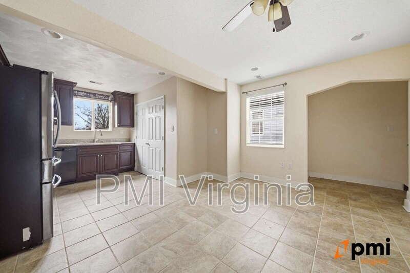 324 W 36th St - Photo 5 of 34