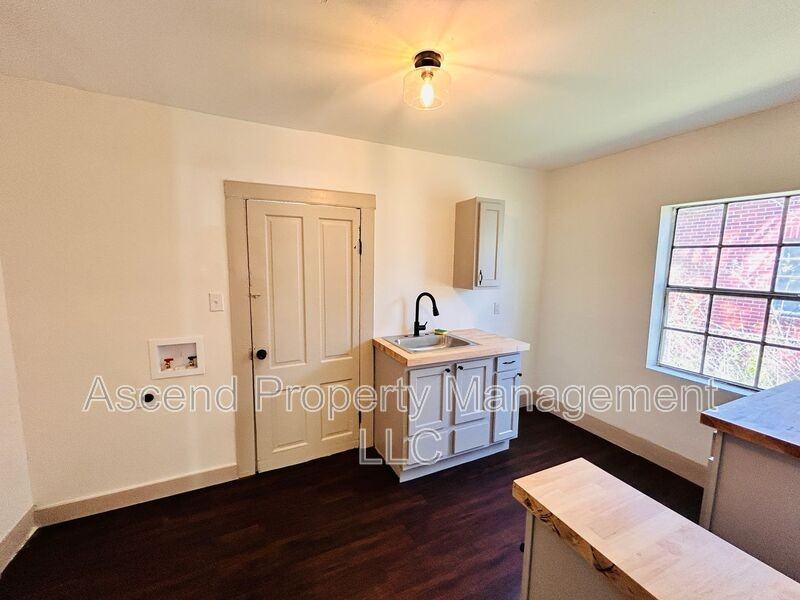 727 Henderson Ave #B - Photo 2 of 10