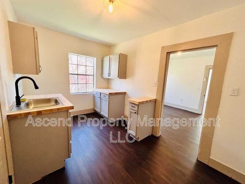 727 Henderson Ave #B - Photo 3 of 10