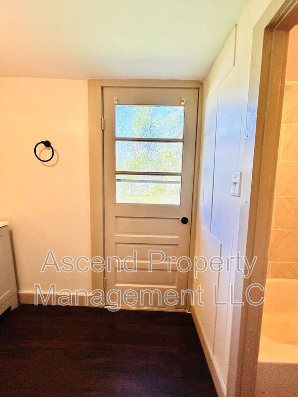 727 Henderson Ave #B - Photo 5 of 10