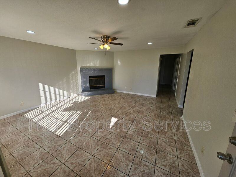 1402 Laguna Cir - Photo 4 of 16