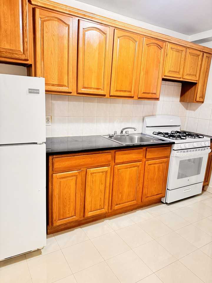 140-18 Burden Crescent #208 - Photo 7 of 12