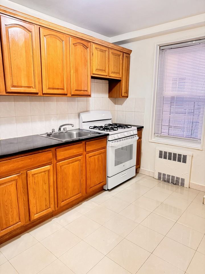 140-18 Burden Crescent #208 - Photo 6 of 12