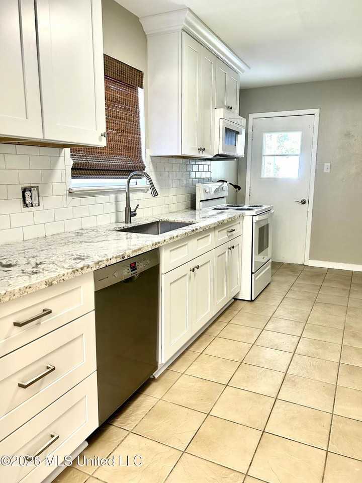 211 Woodland Cir - Photo 4 of 22