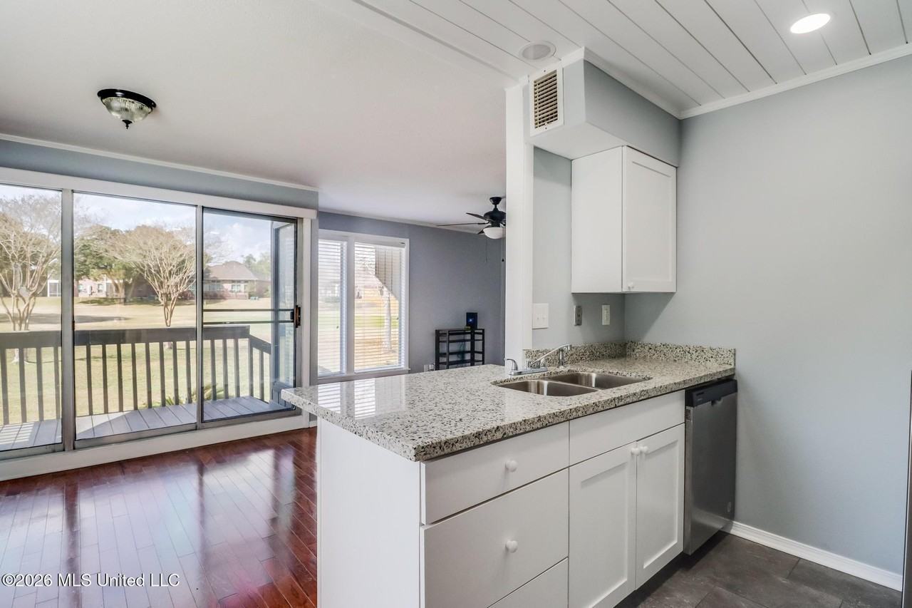 125 Lanai Vlg - Photo 6 of 13