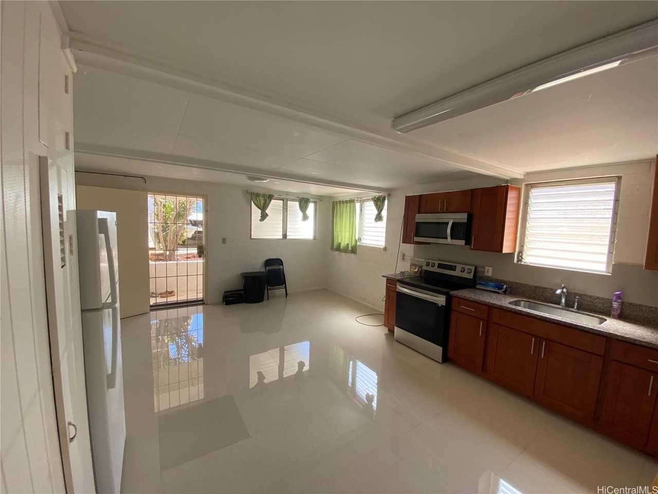 3237 Charles St - Photo 5 of 11