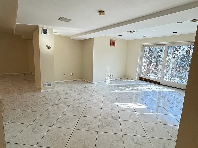 1428 Victory Boulevard #1b - Photo 3 of 10