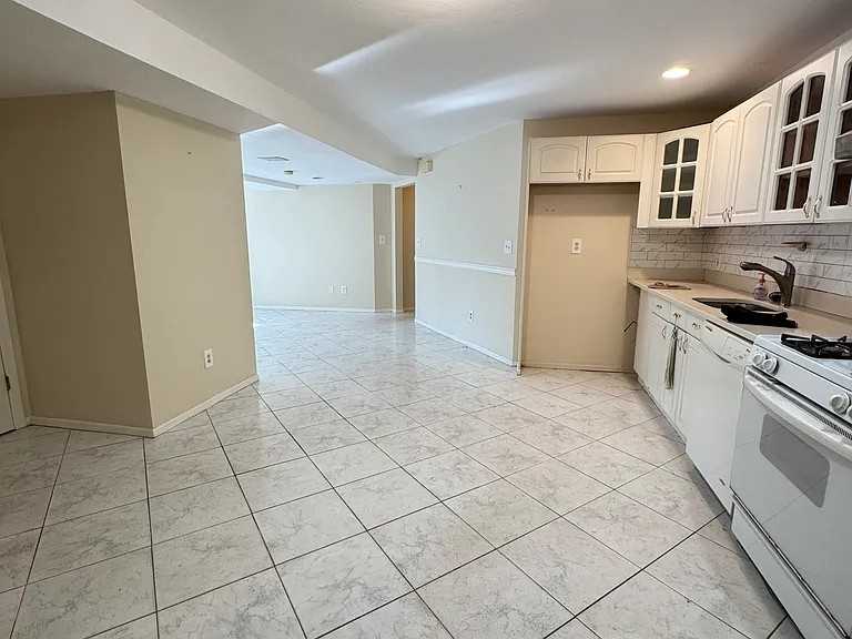 1428 Victory Boulevard #1b - Photo 7 of 10