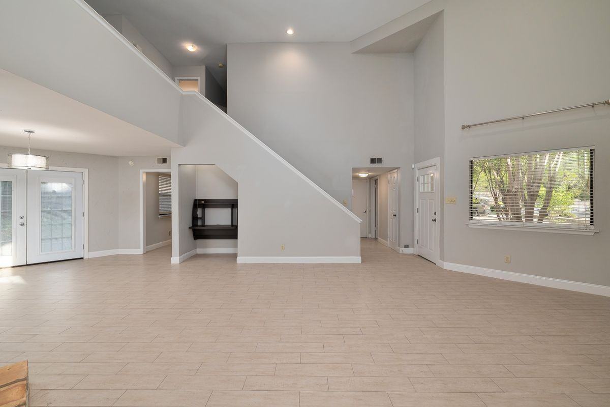 8408 Echo Creek Ln - Photo 3 of 17