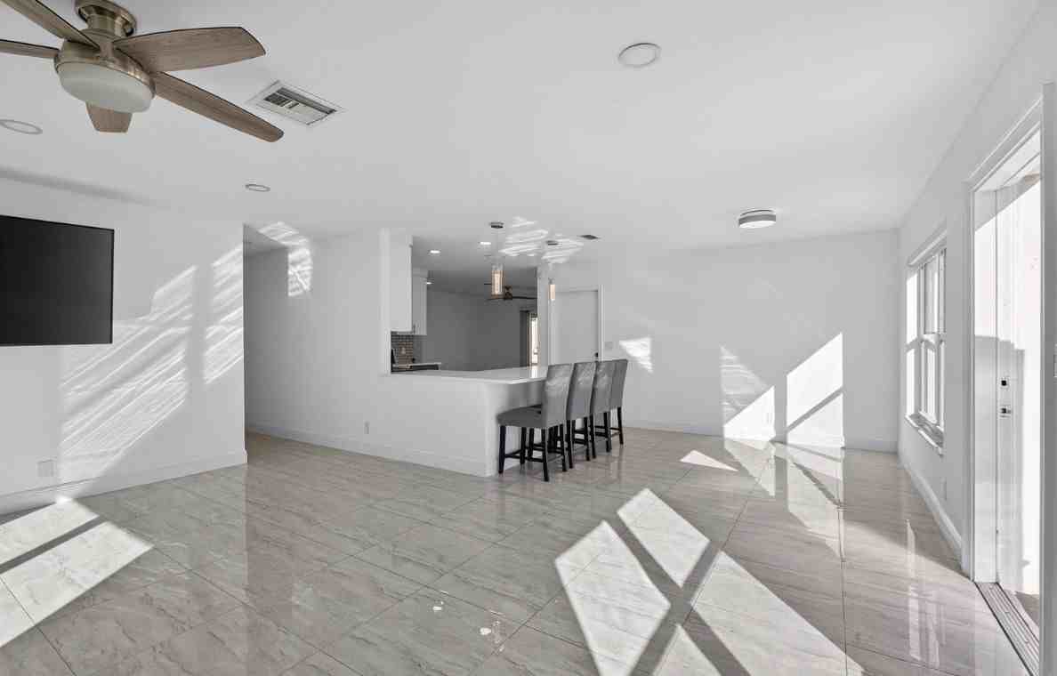 517 Nw 52nd St - Photo 3 of 19