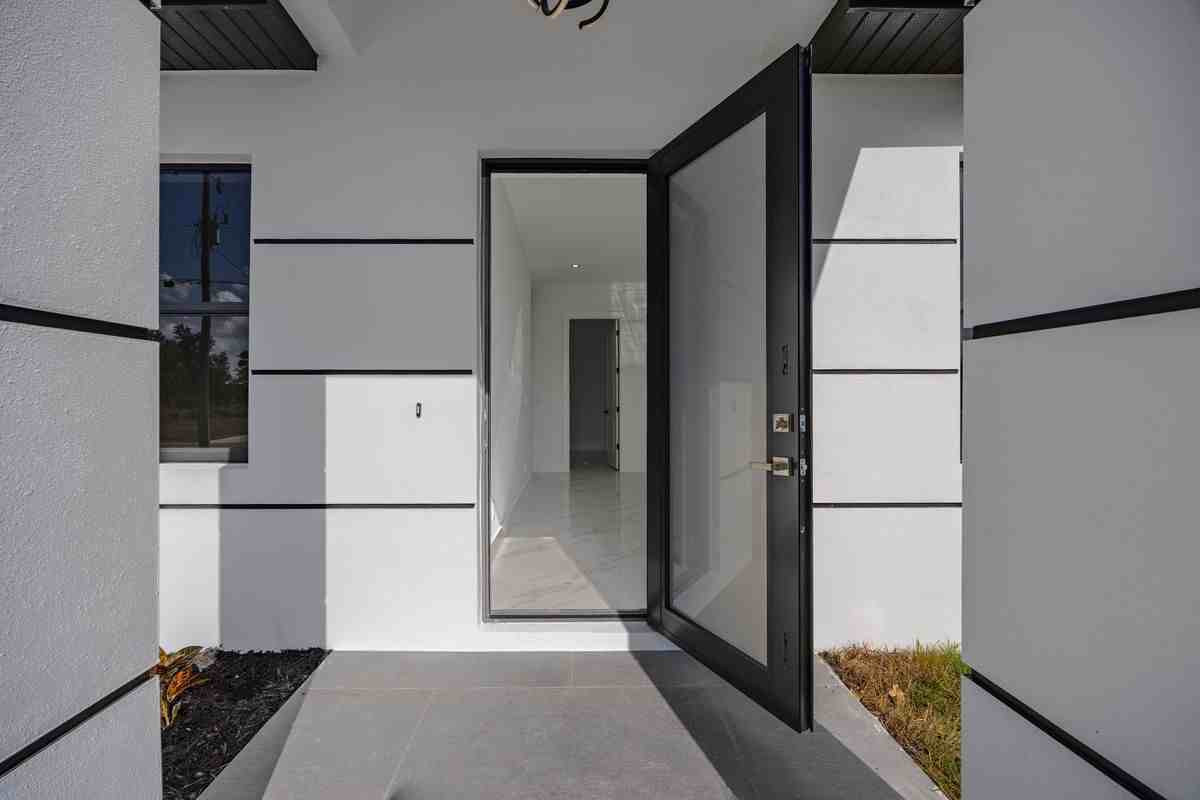 1053 Marine Ave S - Photo 3 of 20