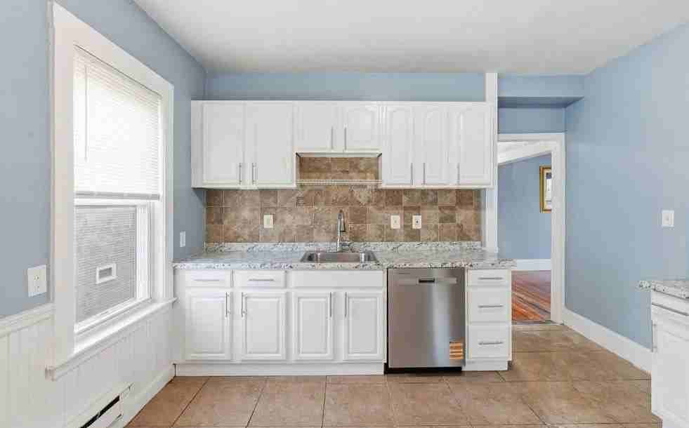 20 Leslie St - Photo 2 of 12