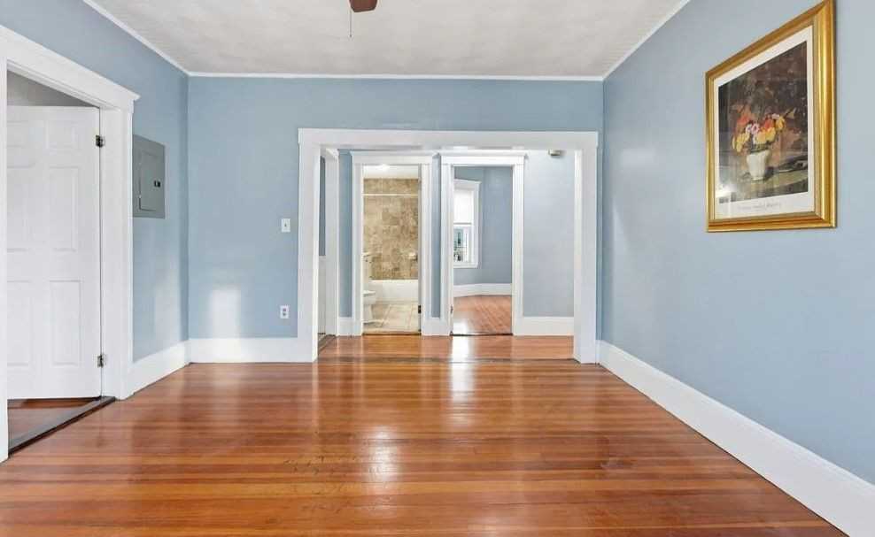 20 Leslie St - Photo 4 of 12