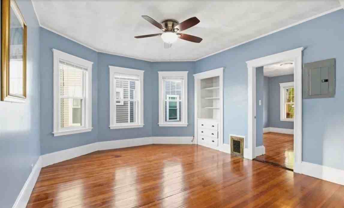 20 Leslie St - Photo 5 of 12