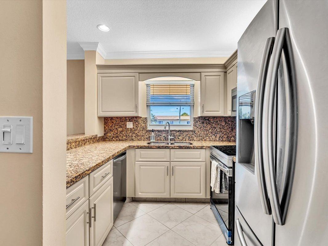 333 Se 20th Ave ##204 - Photo 3 of 19