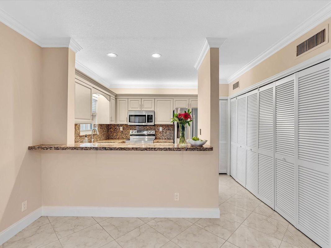 333 Se 20th Ave ##204 - Photo 4 of 19