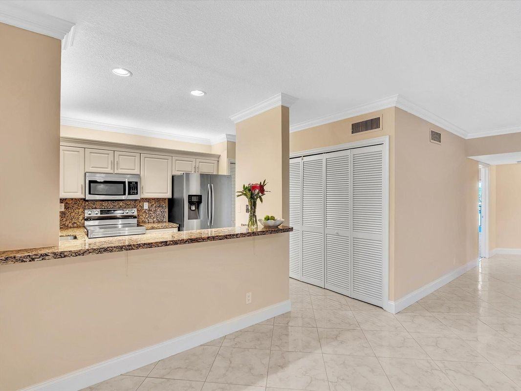 333 Se 20th Ave ##204 - Photo 5 of 19