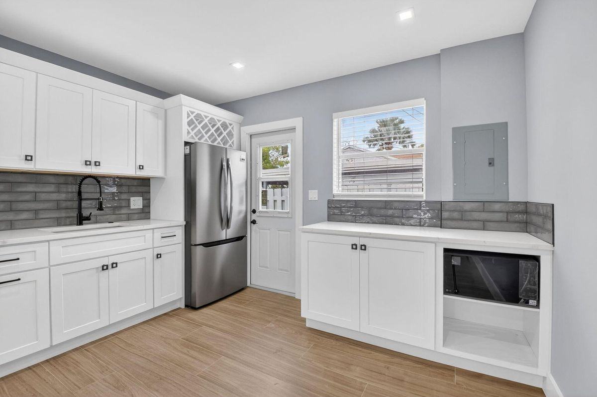 341 Se 3rd Ave - Photo 4 of 17