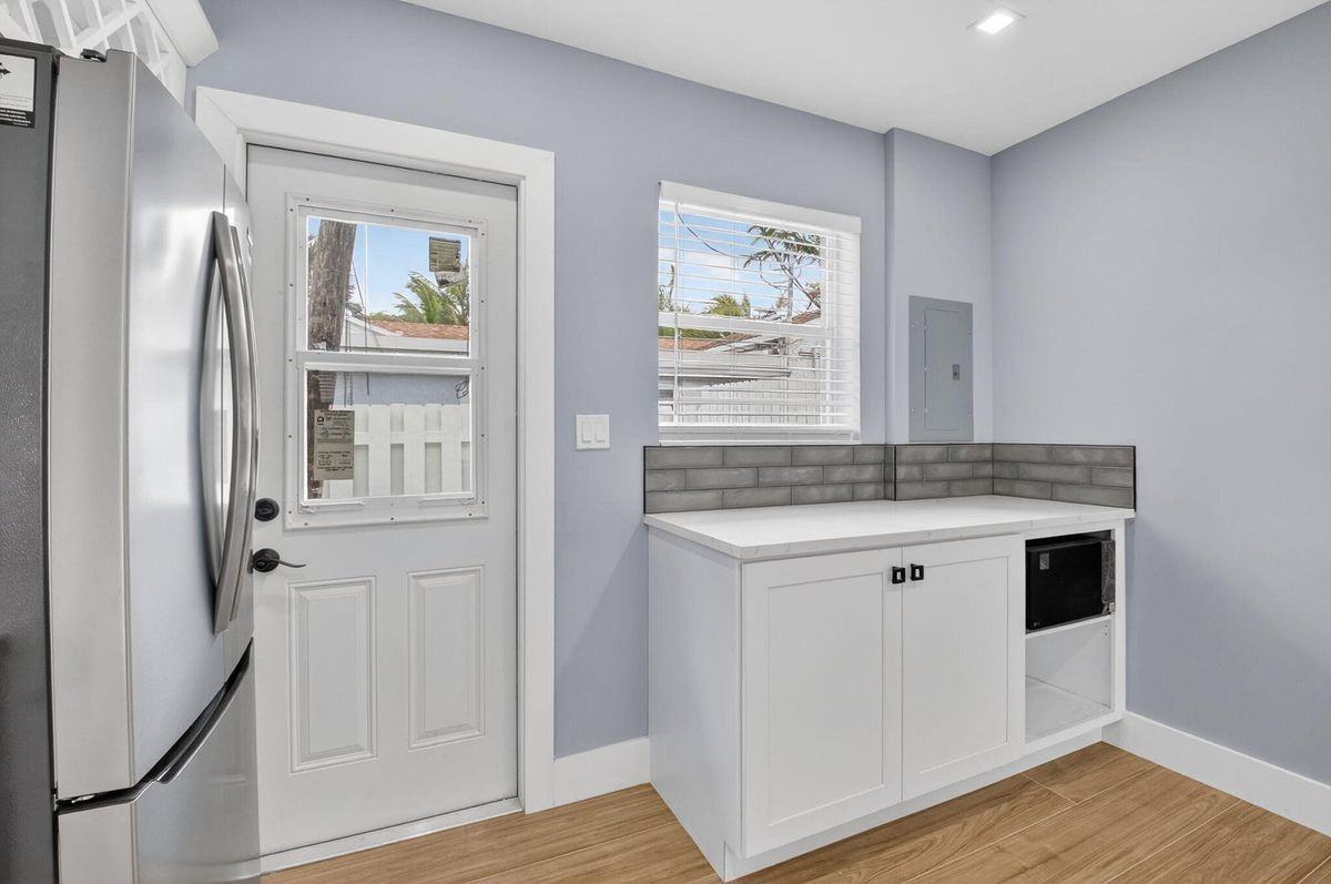 341 Se 3rd Ave - Photo 5 of 17