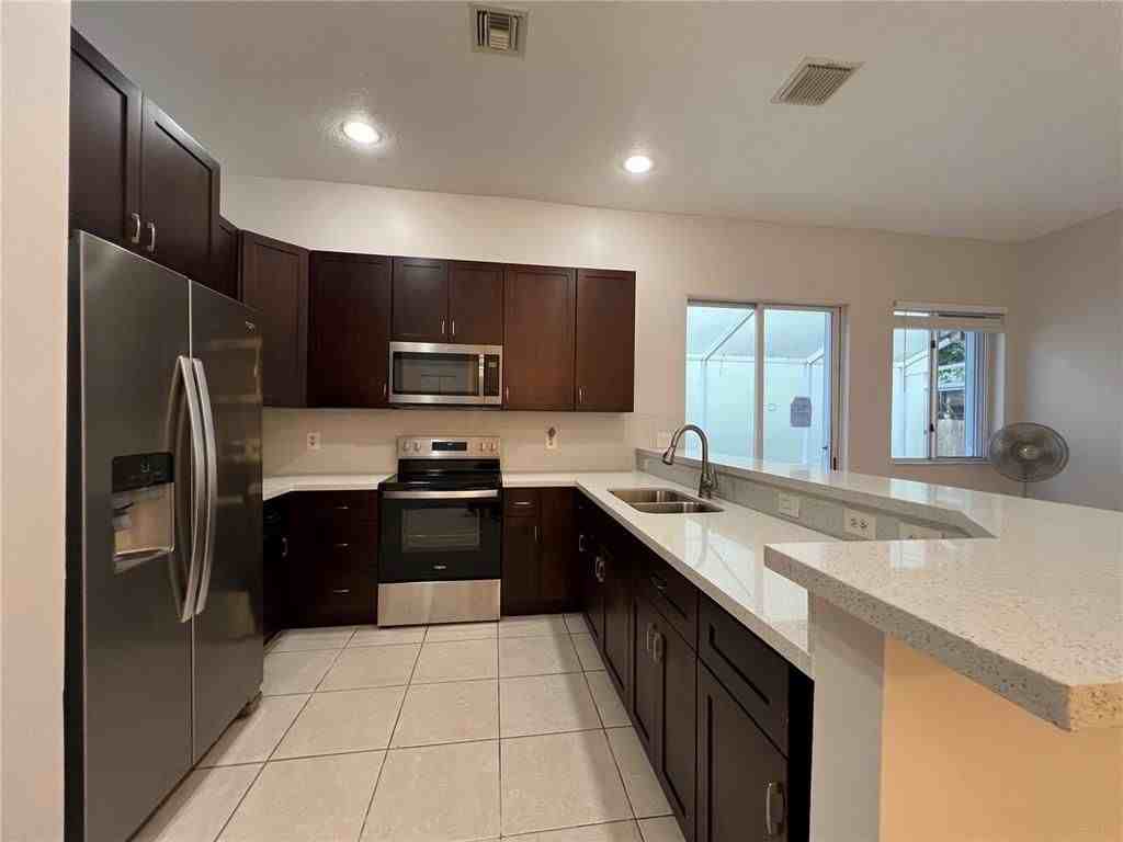 5040 Sw 13th St - Photo 2 of 3