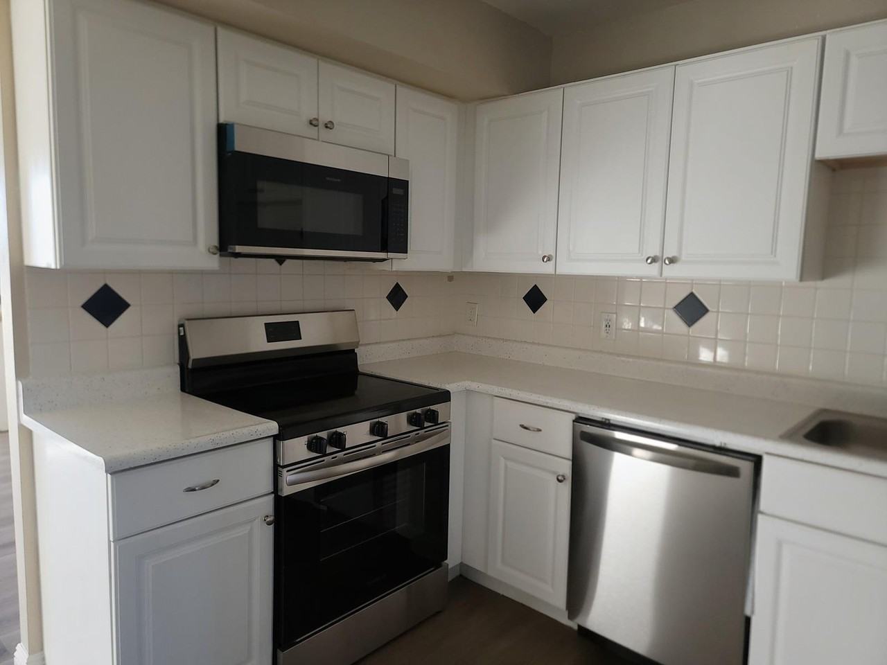 CANDLEWOOD APARTMENTS - Photo 6 of 31