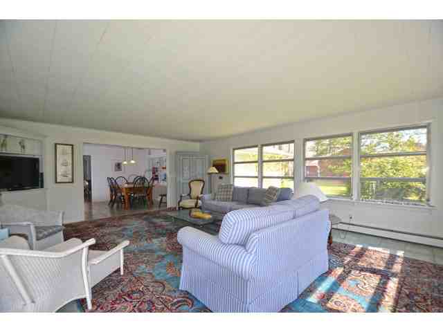 350 Robinson Ln - Photo 3 of 17