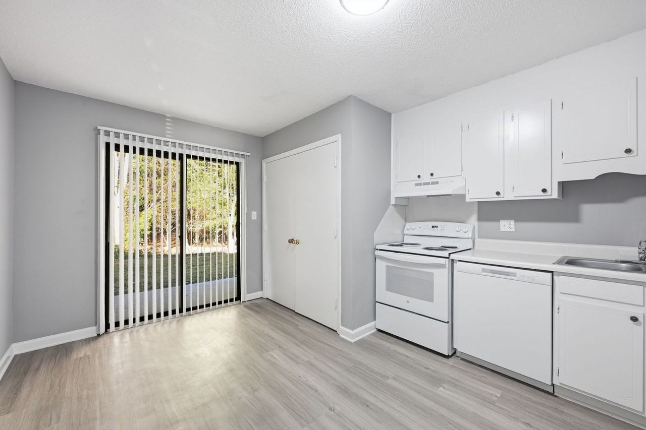 Chimneys Apartments - Photo 4 of 33