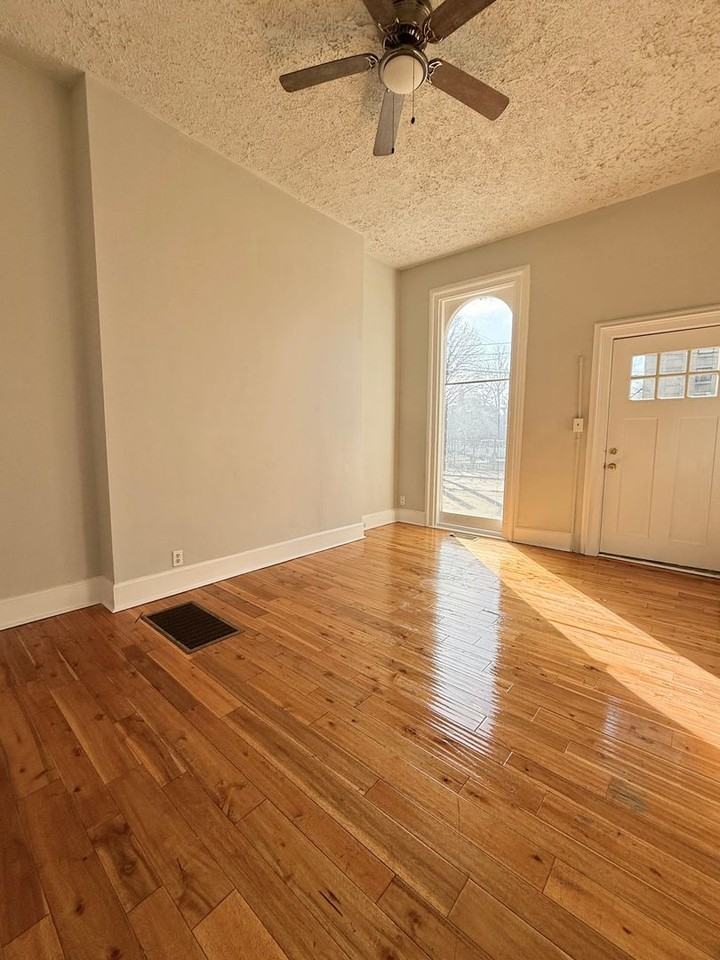 810 Poplar St - Photo 3 of 17