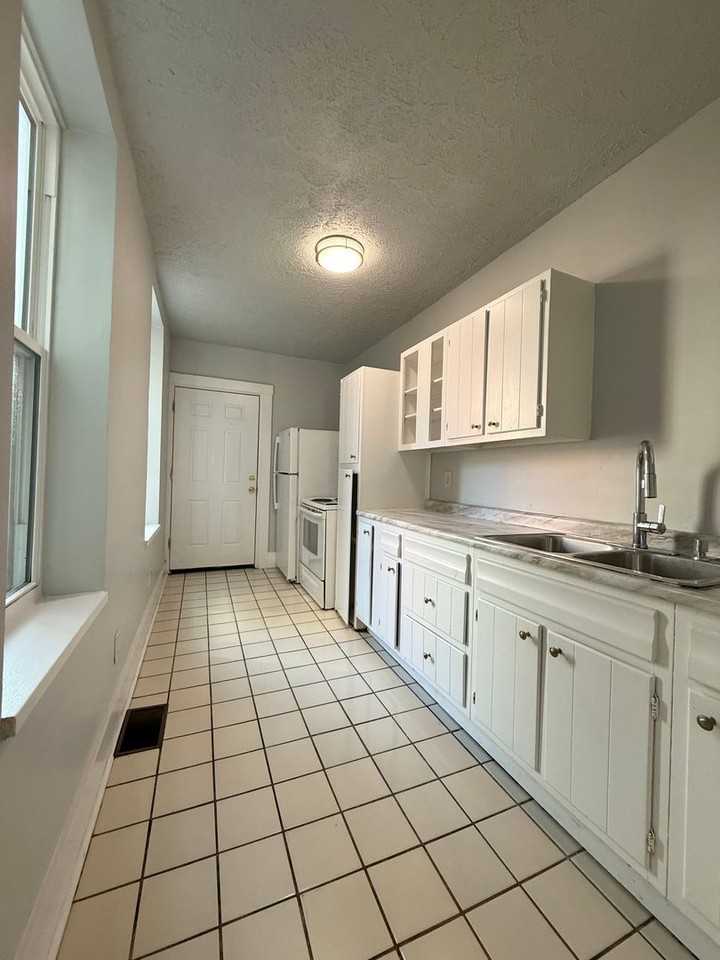 810 Poplar St - Photo 6 of 17