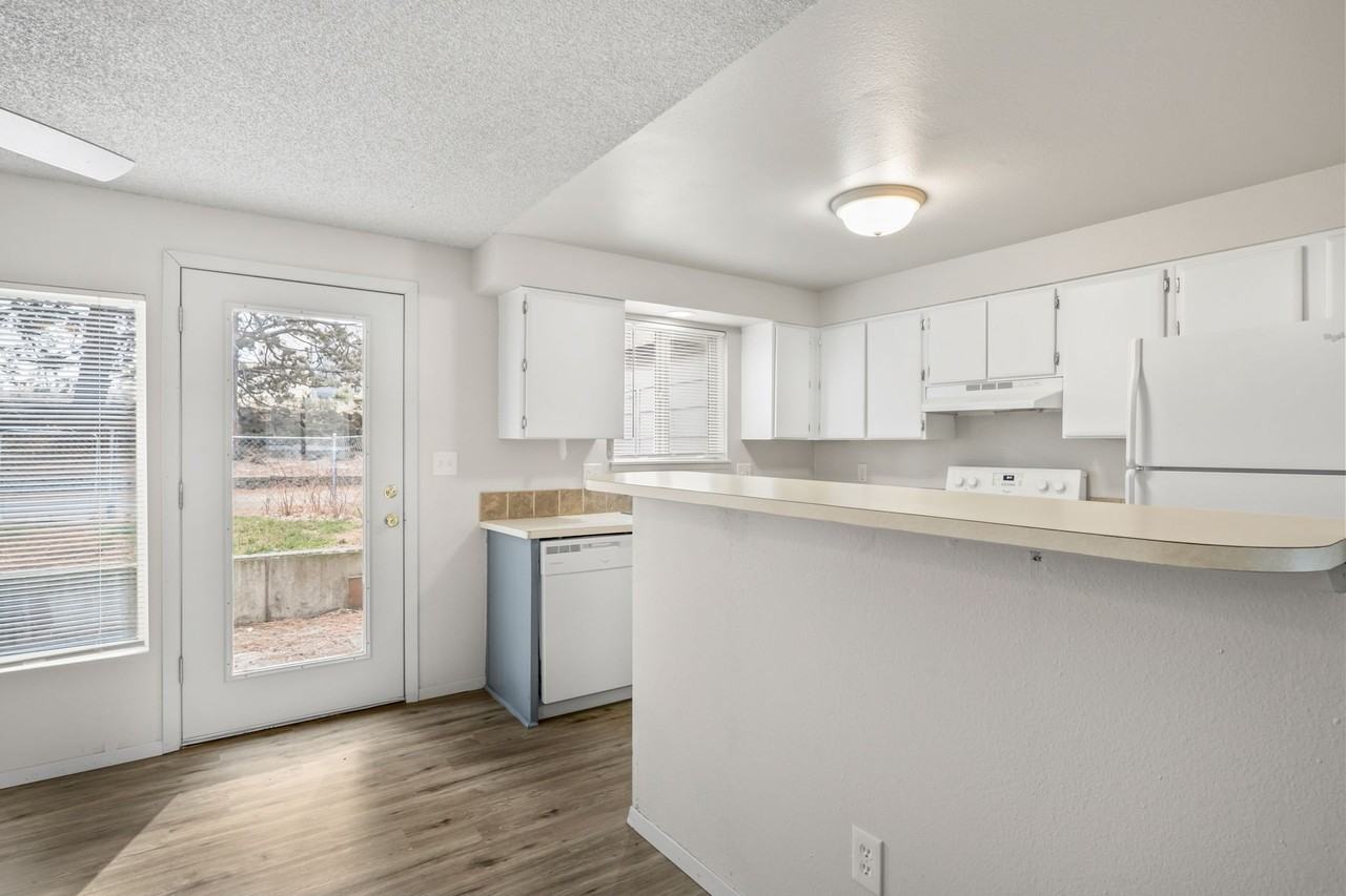 $500 off your First Month's Rent! 2 Bedroom Townhome Style Apartment - Photo 5 of 27