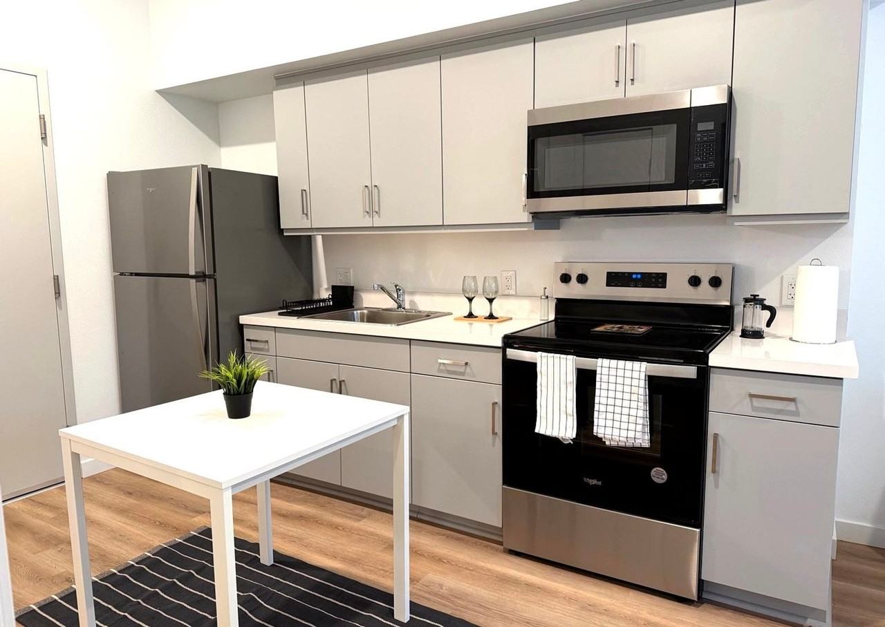 Luxurious Apartments - Photo 4 of 19