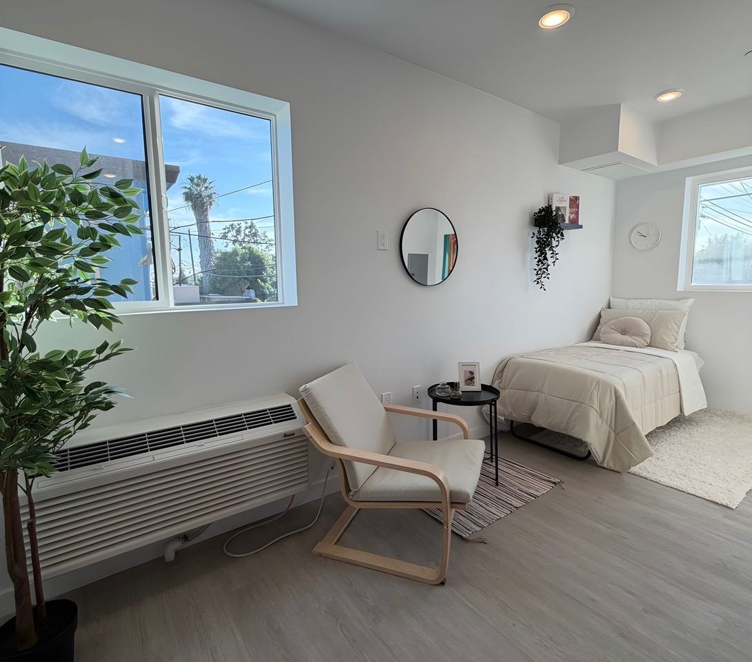 Gorgeous 1 bed/1 bath and Studio units ~ LA City Section 8 Voucher Accepted! - Photo 6 of 24