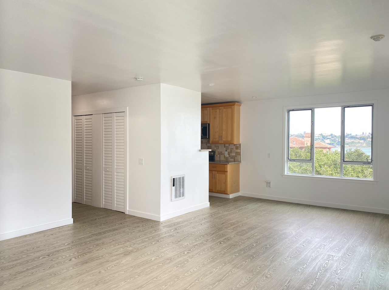 77 Bulkley Ave - Photo 3 of 24