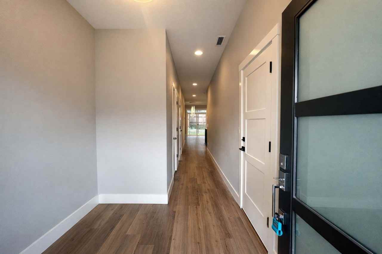 11918 Ne 108th St - Photo 3 of 23